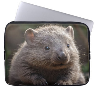 Capa Para Notebook "Burrow Buddy: O Bebê Fluffy da Guerra Australiana