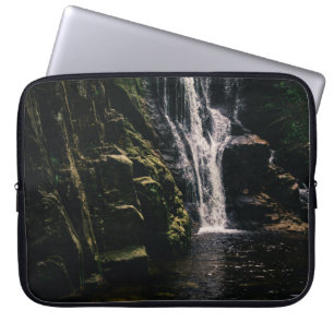 Capa Para Notebook Cachoeira escura e um lago, fotografia da natureza