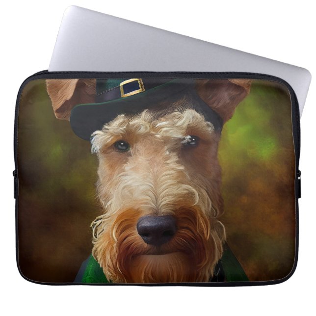 Capa Para Notebook Cachorro de Airedale na Rua. Dia de Patrick (Frente)