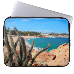 Capa Para Notebook Cacto na cume rochosa sobre o Sandy Beach