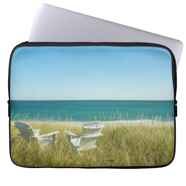Capa Para Notebook Cadeiras de Adirondack nas dunas (Frente)