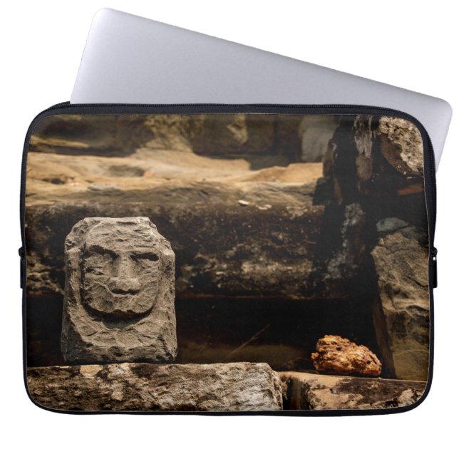 Capa Para Notebook Cambodia Smiling Stone Totem Laptop Sleeve (Frente)