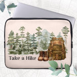 Capa Para Notebook Caminhando para o Exterior da Montanha<br><div class="desc">Este Caminho até a bolsa de laptop do Exterior de Montanha apresenta a ilustração da floresta e da água da montanha em um estilo de tendência. Perfeito para sua nova coleção de temas da natureza. E também excelente como presente para amantes da natureza,  caminhantes,  campistas e ambientalistas.</div>