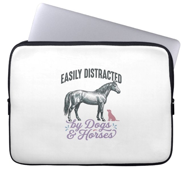 Capa Para Notebook Camiseta Facilmente Distraído por Cães e Cavalos_ (Frente)