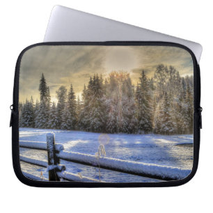 Capa Para Notebook Campo de fazenda na neve de inverno no nascer do s