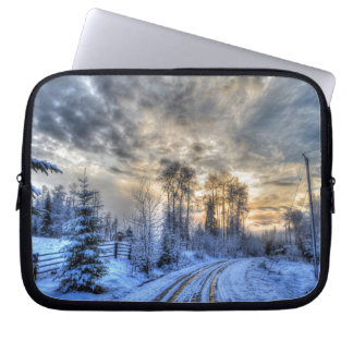 Capa Para Notebook Campo de fazenda na neve de inverno no nascer do s