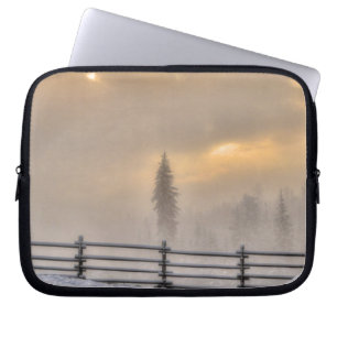 Capa Para Notebook Campo de fazenda na neve de inverno no nascer do s