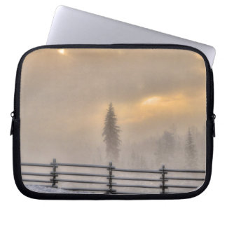 Capa Para Notebook Campo de fazenda na neve de inverno no nascer do s