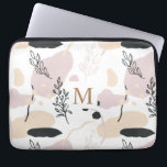 Capa Para Notebook Campos de Sonhos | Bolsa de laptop monograma<br><div class="desc">Nossa coleção Fields of Dreams apresenta ilustrações e layout de aquarela modernos, acoplados a scripts personalizados manuscritos e fontes elegantes. As ilustrações flóricas em creme, escamas e verde suculento são muito modernas e elegantes, assim como os fundos nas mesmas cores. Esta coleção tem itens que passam pela suíte de casamento...</div>