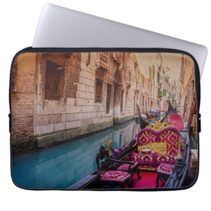 Capa Para Notebook Canal com gondola tradicional em Veneza, Itália