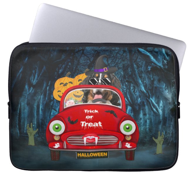 Capa Para Notebook Cão da Montanha Bernesa Dirigindo Carro Assustador (Frente)