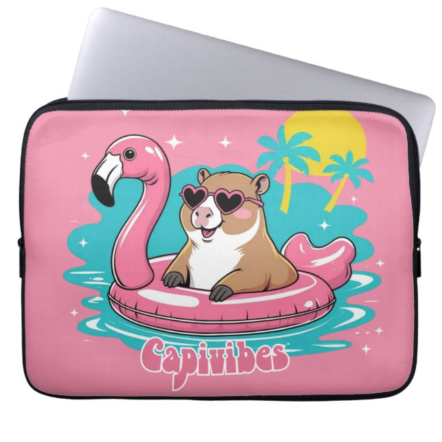 Capa Para Notebook Capivara Estilosa no Verão com Boia Rosa (Frente)