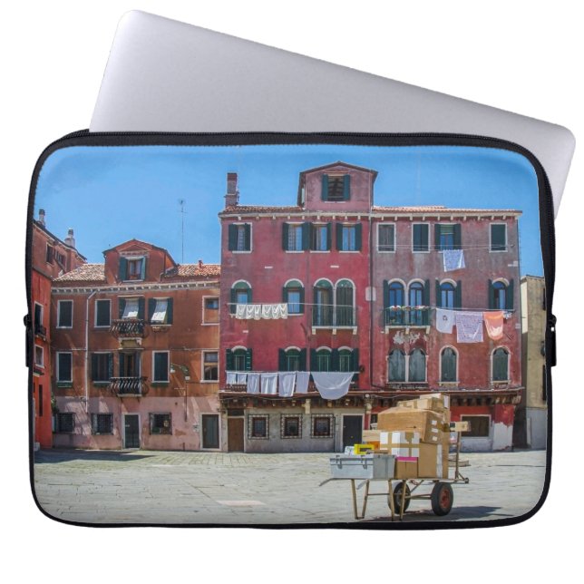 Capa Para Notebook Carrinho com caixas em Veneza (Frente)