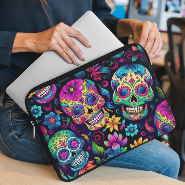 Capa Para Notebook Carteira de Fotos (Sugar skulls in pink blue yellow and green on a cute lap top sleeve and cover. )