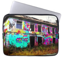 Casa abandonada com Grafite colorido