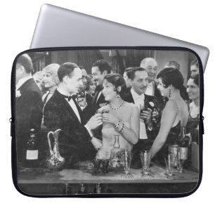 Capa Para Notebook Casal bebendo no bar lotado