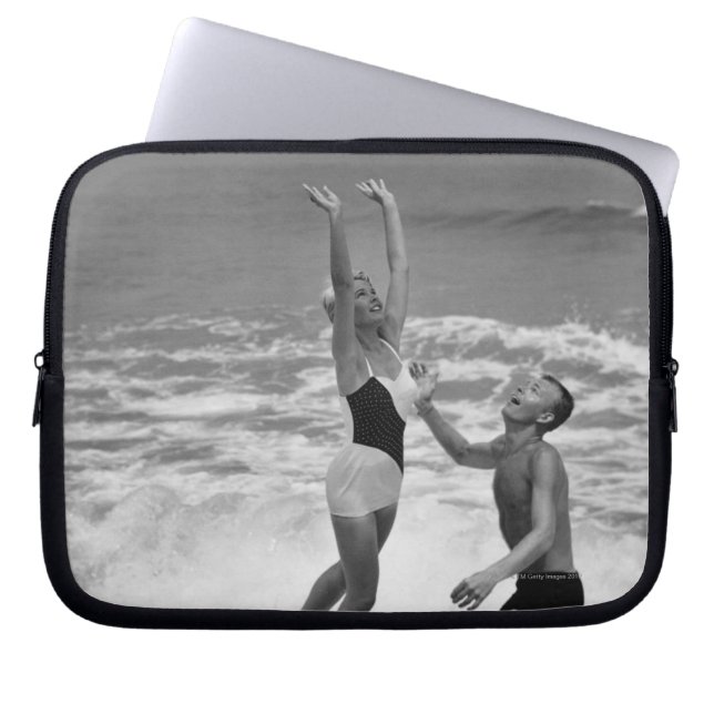 Capa Para Notebook Casal que joga com um Beachball (Frente)