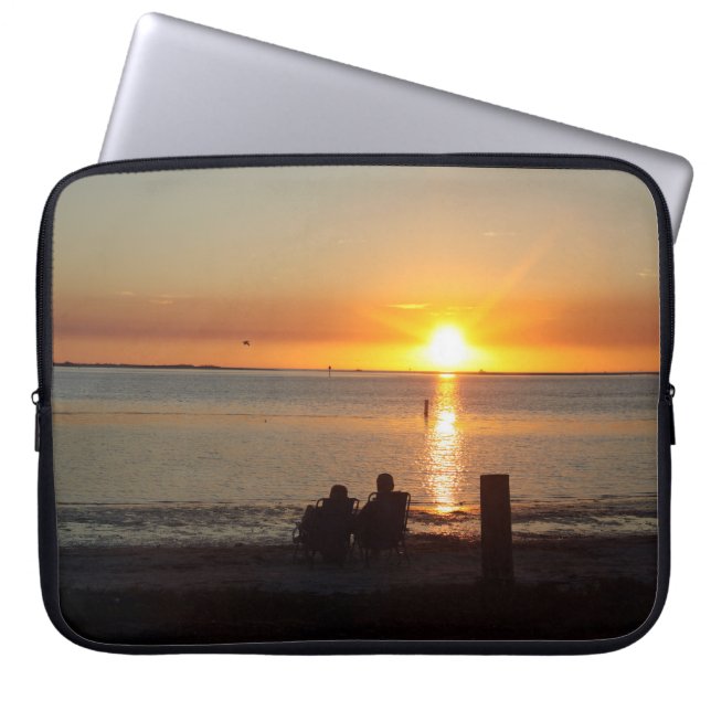 Capa Para Notebook Casal Senta-Se Na Praia Na Bolsa de laptop Sunset (Frente)