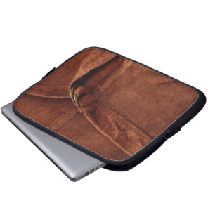 Capa Para Notebook Castanho Suede Com Precinta E Fivela