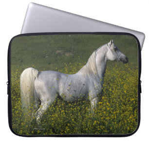Capa Para Notebook Cavalo árabe que está nas flores