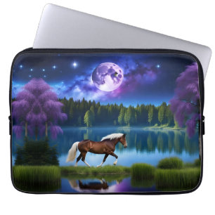 Capa Para Notebook Cavalo belga Palomino sob um céu estrelado roxo
