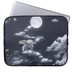 Capa Para Notebook Cavalo branco alado: céu iluminado pela lua.