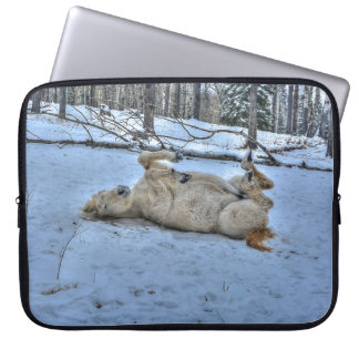 Capa Para Notebook Cavalo Branco Rolando na neve do inverno