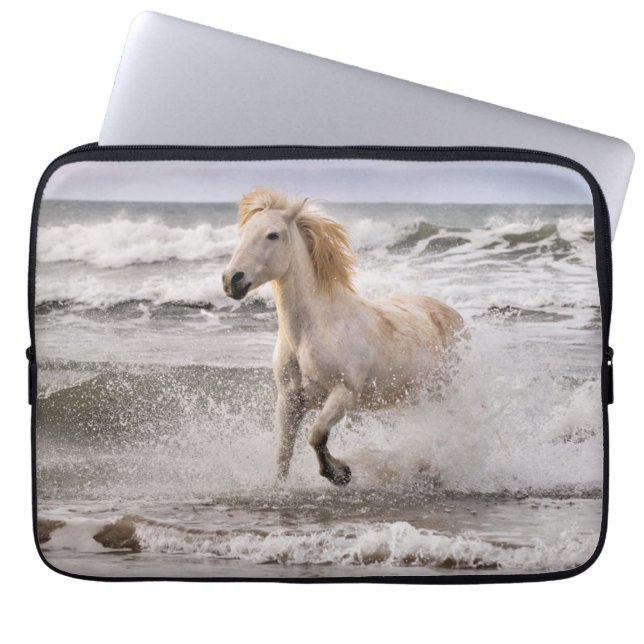 Capa Para Notebook Cavalo Camargue saindo da arrebentação (Frente)