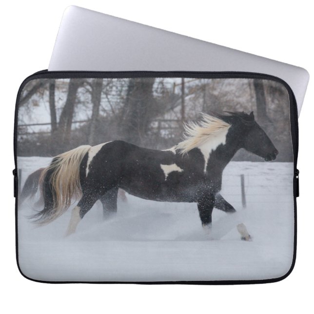 Capa Para Notebook Cavalo Correndo Através da Neve (Frente)
