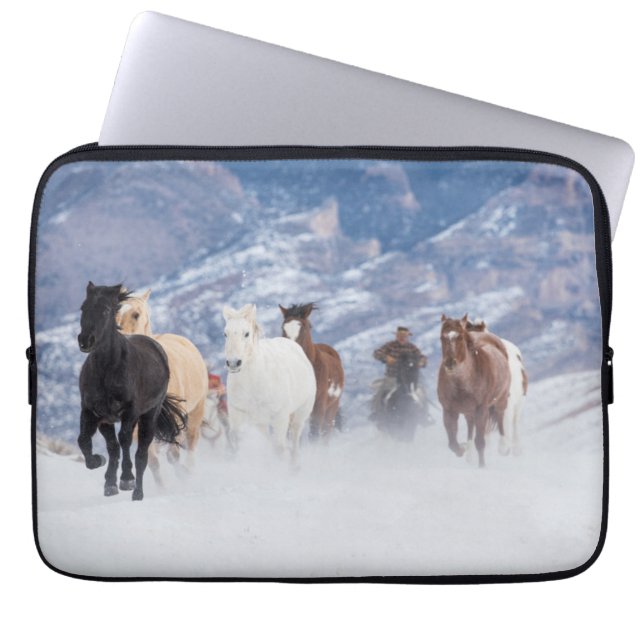 Capa Para Notebook Cavalo Correndo Pela Neve (Frente)