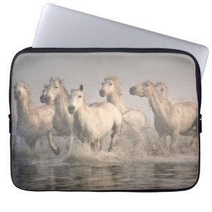 Capa Para Notebook Cavalo Galopando na Água do Mediterrâneo