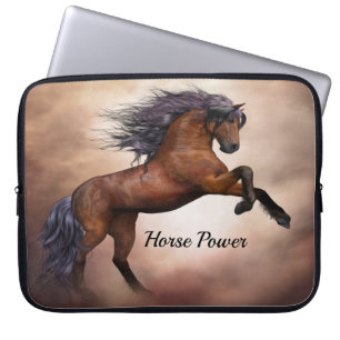 Capa Para Notebook Cavalo marrom do frisão que eleva acima com nuvens
