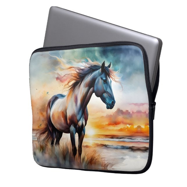 Capa Para Notebook Cavalo Selvagem sobre Duna Cinzenta no Sunset (Frente Esquerda)