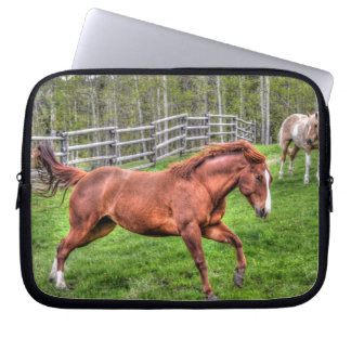 Capa Para Notebook Cavalo Vermelho Espiritado a Correr no Ranch