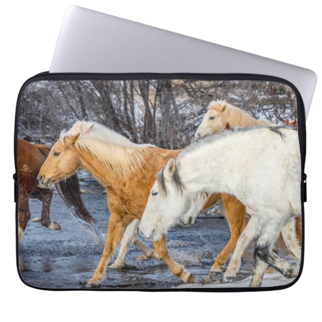 Capa Para Notebook Cavalos Atravessando o Córrego (Frente)