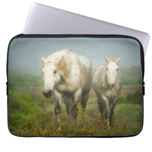 Capa Para Notebook Cavalos Brancos da Camargue em Campo