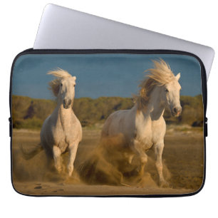 Capa Para Notebook Cavalos brancos que funcionam na praia Camargue,