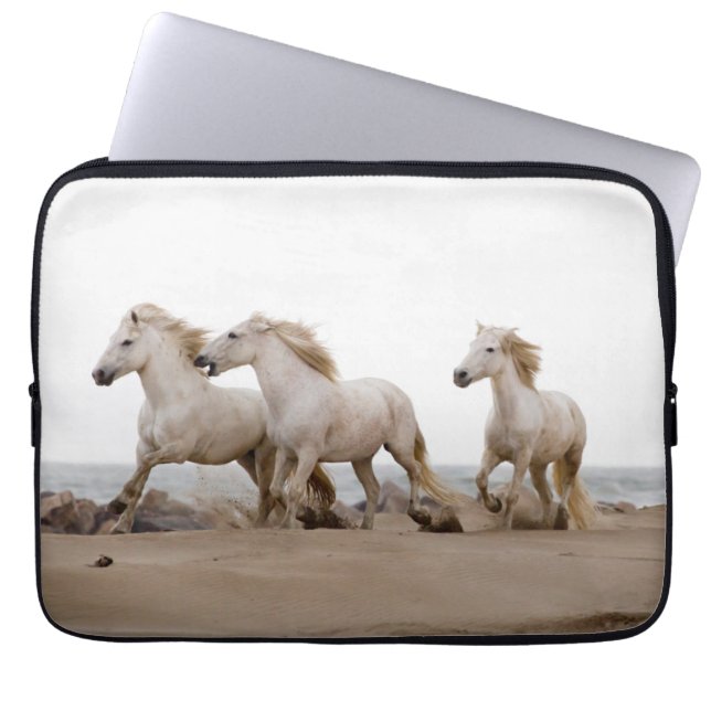 Capa Para Notebook Cavalos de Camargue Correndo na Praia (Frente)