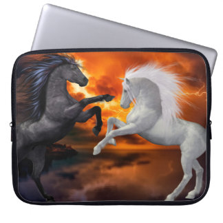 Capa Para Notebook Cavalos lutando em uma tempestade de raios