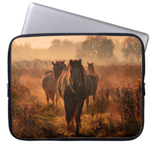 Capa Para Notebook Cavalos Selvagens: Encontro Intenso Em Gaza