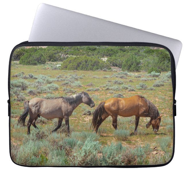 Capa Para Notebook Cavalos selvagens pastando (Frente)
