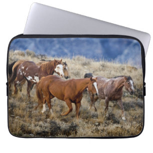 Capa Para Notebook Cavalos Vagueando pelas Colinas
