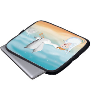 Capa Para Notebook Cegonha carregando bebê recém-nascido
