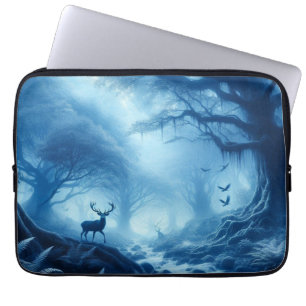 Capa Para Notebook Cervo na Floresta Escura de Névoa Azul