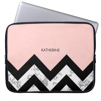 Capa Para Notebook Cevrons Pretos Brancos e Rosa