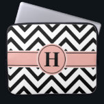 Capa Para Notebook Chevron Rosa Dourado Elegante, Rosa e Preto<br><div class="desc">Proteja seu laptop com estilo com uma manga moderna. O design apresenta um padrão de ziguezague em forma de gesso preto e branco, uma bonito fita de folha de ouro rosa a rosa e preto e o seu monograma personalizado. Este elegante e moderno caso de computador faz um presente de...</div>