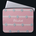 Capa Para Notebook Chic Elegant Diamond Pearl | Luxo rosa<br><div class="desc">Chic Elegant Diamond Pearl | Capa de Laptop de luxo rosa. Envolva o seu laptop de luxo com esses fios falsos de rocha e pérolas. Fácil de personalizar adicionando seu próprio nome ou personalizá-lo com um monograma! Este plano de fundo é cor-de-rosa-rosa, mas pode ser alterado para qualquer cor clicando...</div>