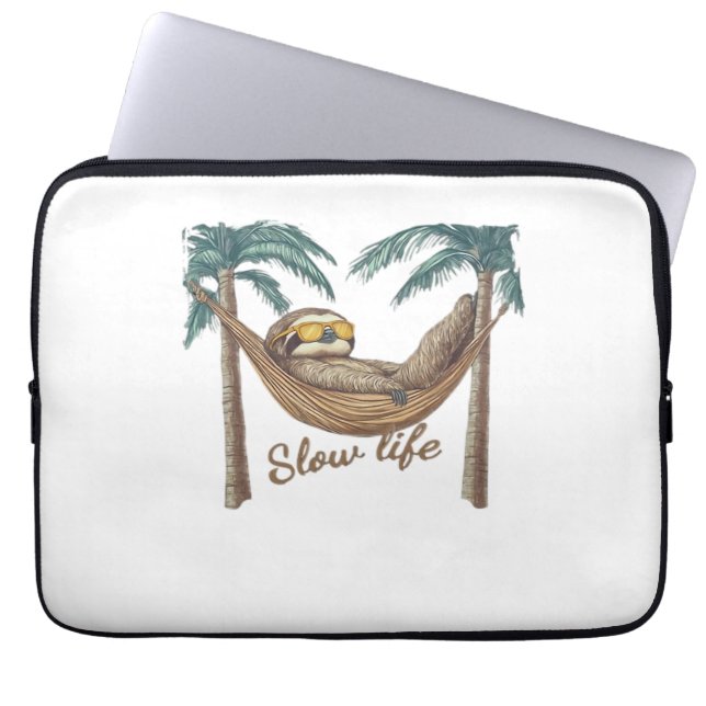 Capa Para Notebook Chillin' Sloth em uma camiseta de Hammock Oversize (Frente)