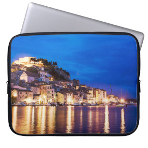 Capa Para Notebook Cidade croata de Sibenik à noite