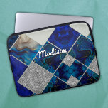Capa Para Notebook Cintura fina Glitter azul-prateado geométrico<br><div class="desc">Cinza-mocinha bolsa de laptop de quadrados geométricos azul-prateado brilhante. Para torná-lo extra especial, ele também é monograma e personalizado com nome, iniciais ou qualquer texto que você quiser, clique no link "personalizar mais" e use a ferramenta design para modificar o design, se você quiser. Bolsa de laptop bonita, moderna e...</div>